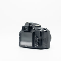 Nikon D3300 con Lente 18-55 mm – Usada Impecable