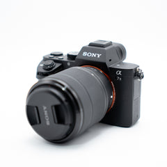 Sony A7 II con lente 28-70 mm – Cámara Full Frame Usada en Estado Impecable