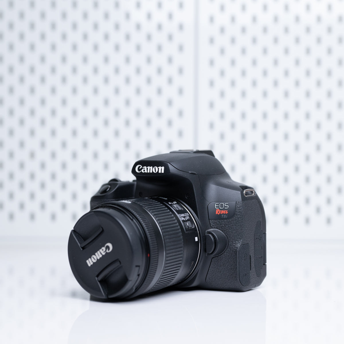 Canon T8i con lente 18-55mm (usada, impecable, con caja) – Rendimiento Avanzado para Foto y Video