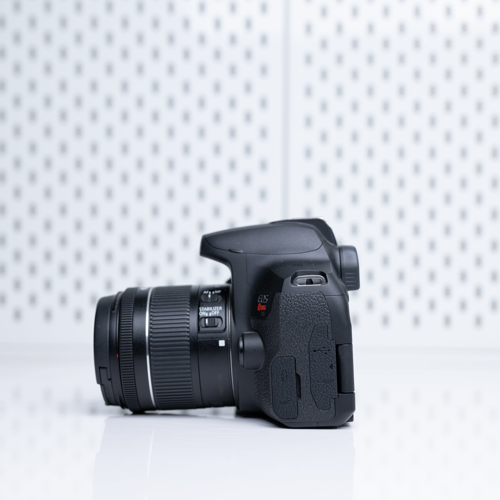 Canon T8i con lente 18-55mm (usada, impecable, con caja) – Rendimiento Avanzado para Foto y Video