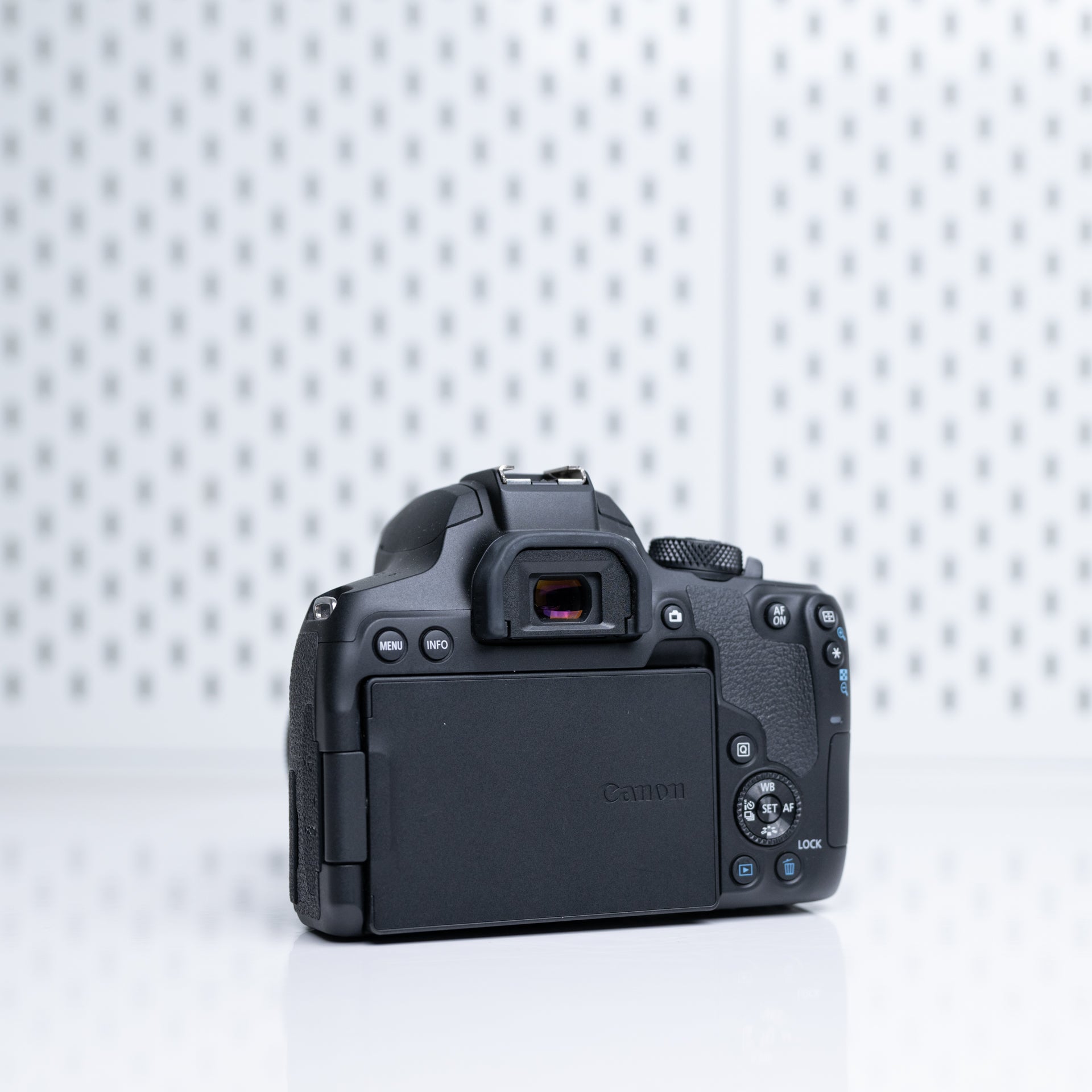 Canon T8i con lente 18-55mm (usada, impecable, con caja) – Rendimiento Avanzado para Foto y Video