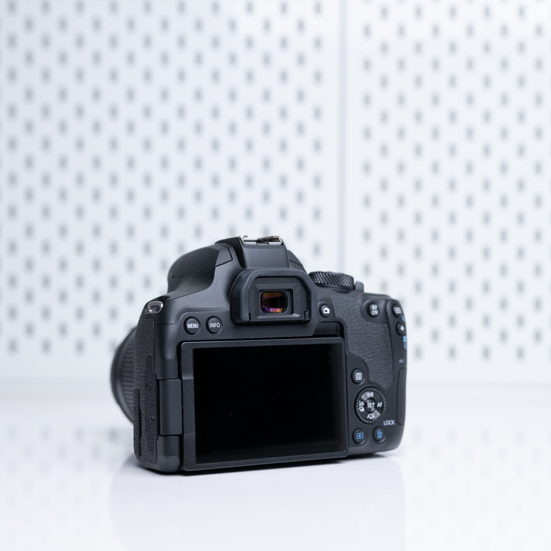 Canon T8i con lente 18-55mm (usada, impecable, con caja) – Rendimiento Avanzado para Foto y Video