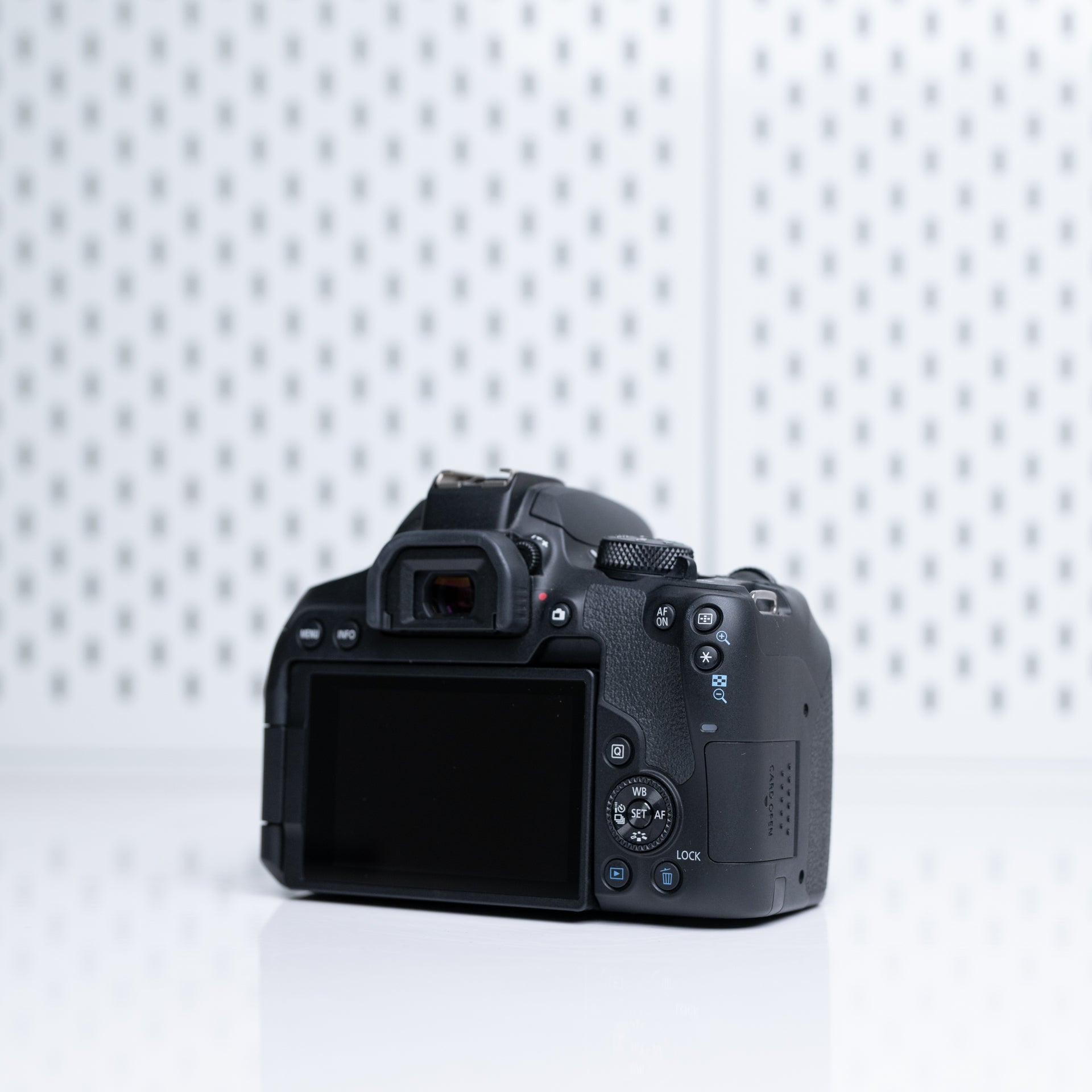 Canon T8i con lente 18-55mm (usada, impecable, con caja) – Rendimiento Avanzado para Foto y Video