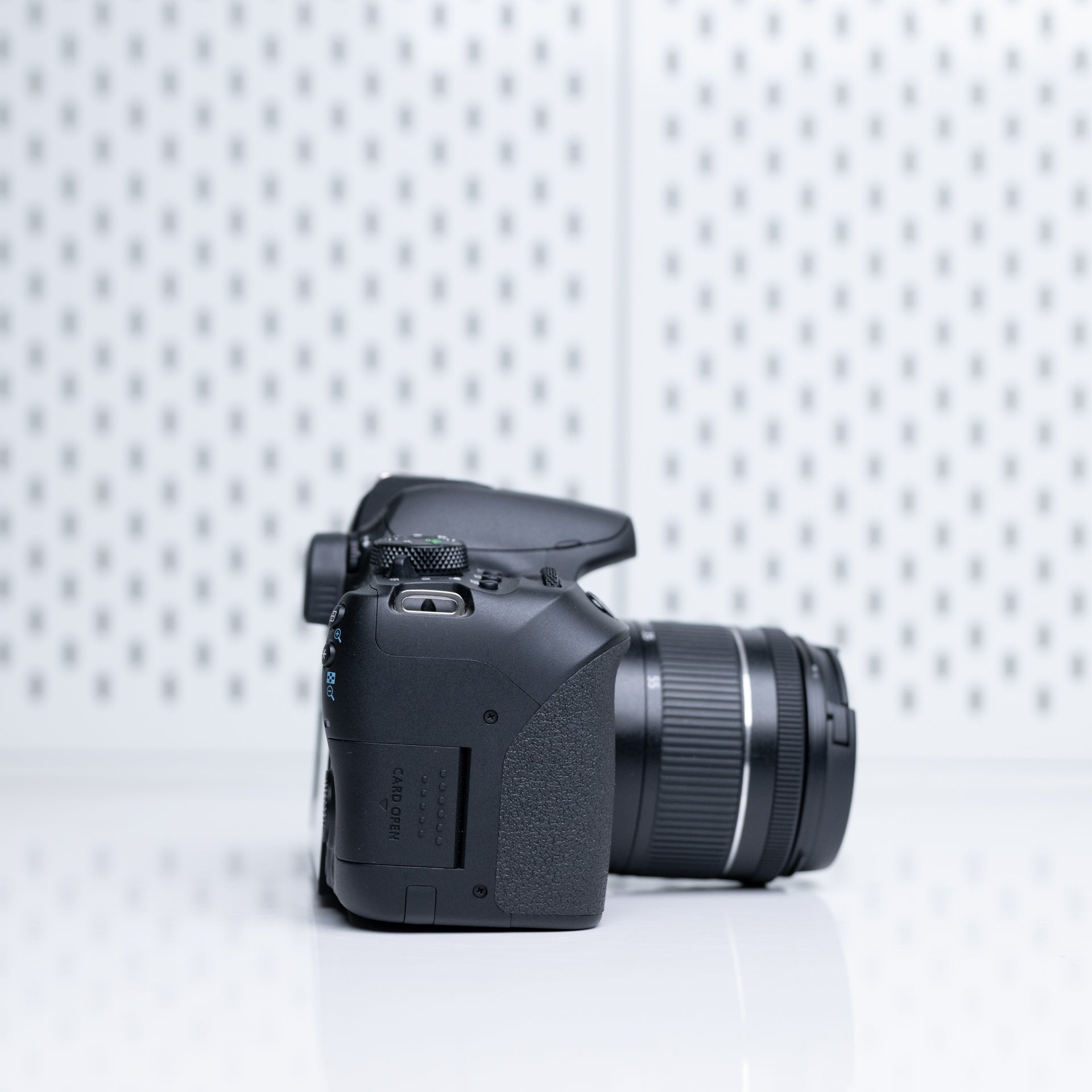 Canon T8i con lente 18-55mm (usada, impecable, con caja) – Rendimiento Avanzado para Foto y Video