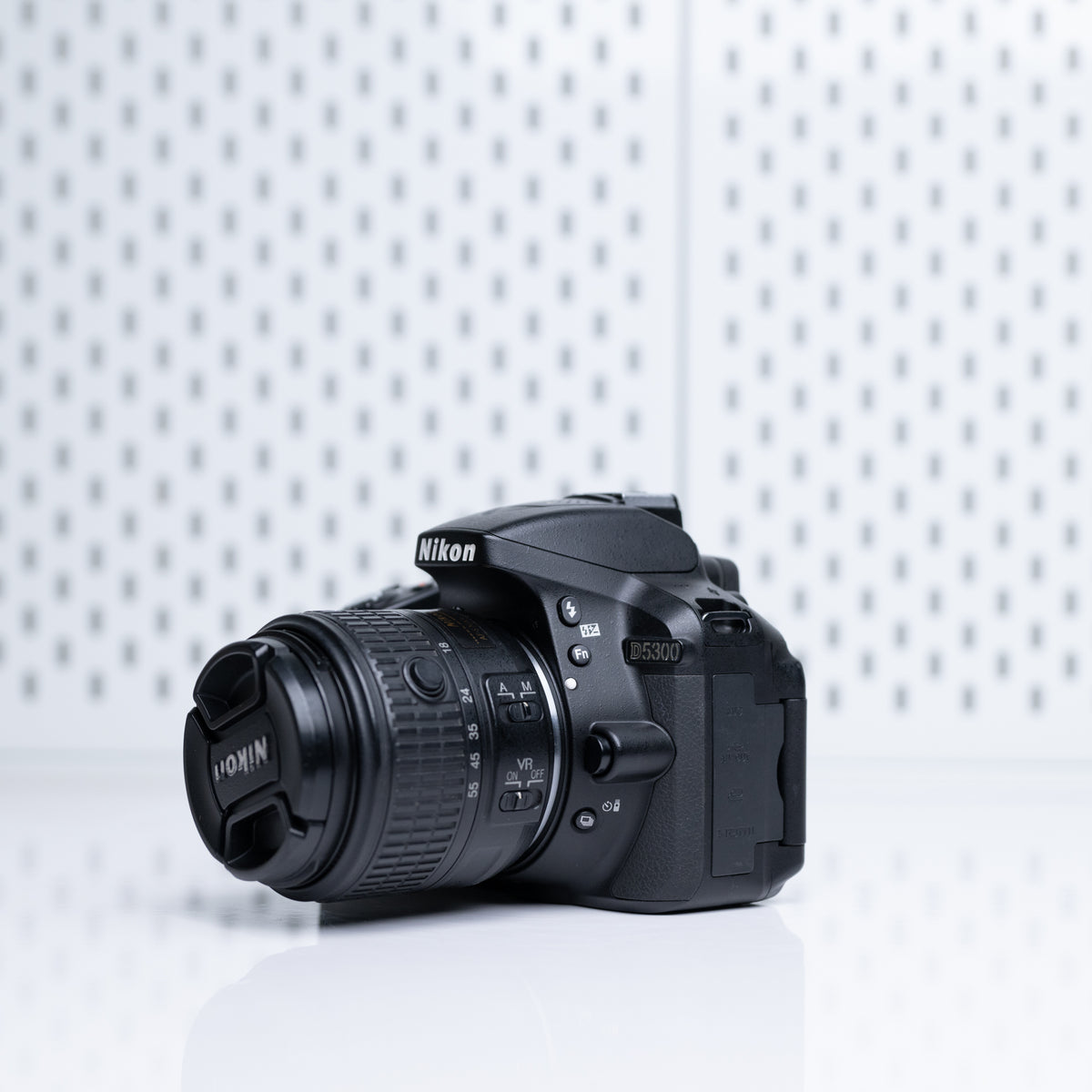 Nikon D5300 con lente 18-55mm (usada, impecable) – Calidad DSLR y pantalla abatible a un precio accesibl