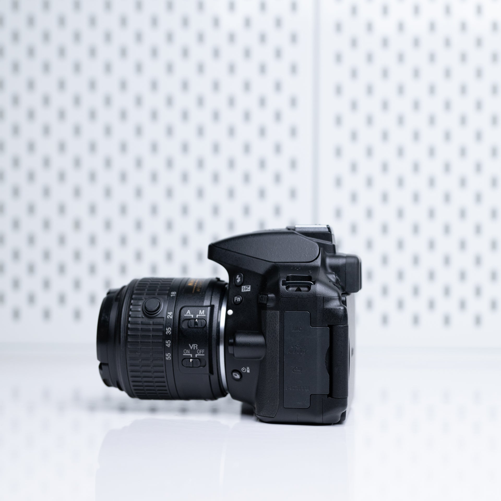 Nikon D5300 con lente 18-55mm (usada, impecable) – Calidad DSLR y pantalla abatible a un precio accesibl