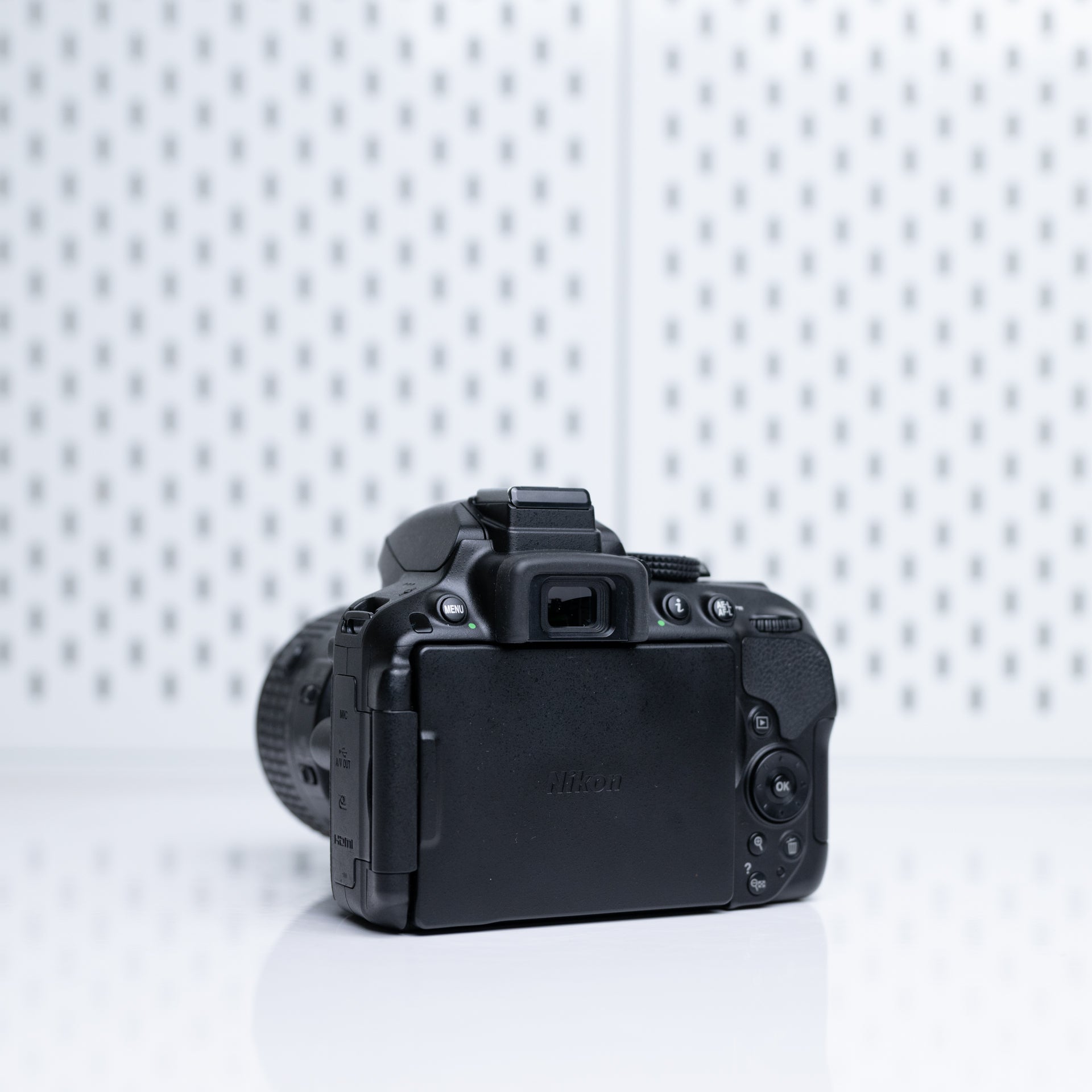 Nikon D5300 con lente 18-55mm (usada, impecable) – Calidad DSLR y pantalla abatible a un precio accesibl