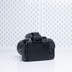 Nikon D5300 con lente 18-55mm (usada, impecable) – Calidad DSLR y pantalla abatible a un precio accesibl