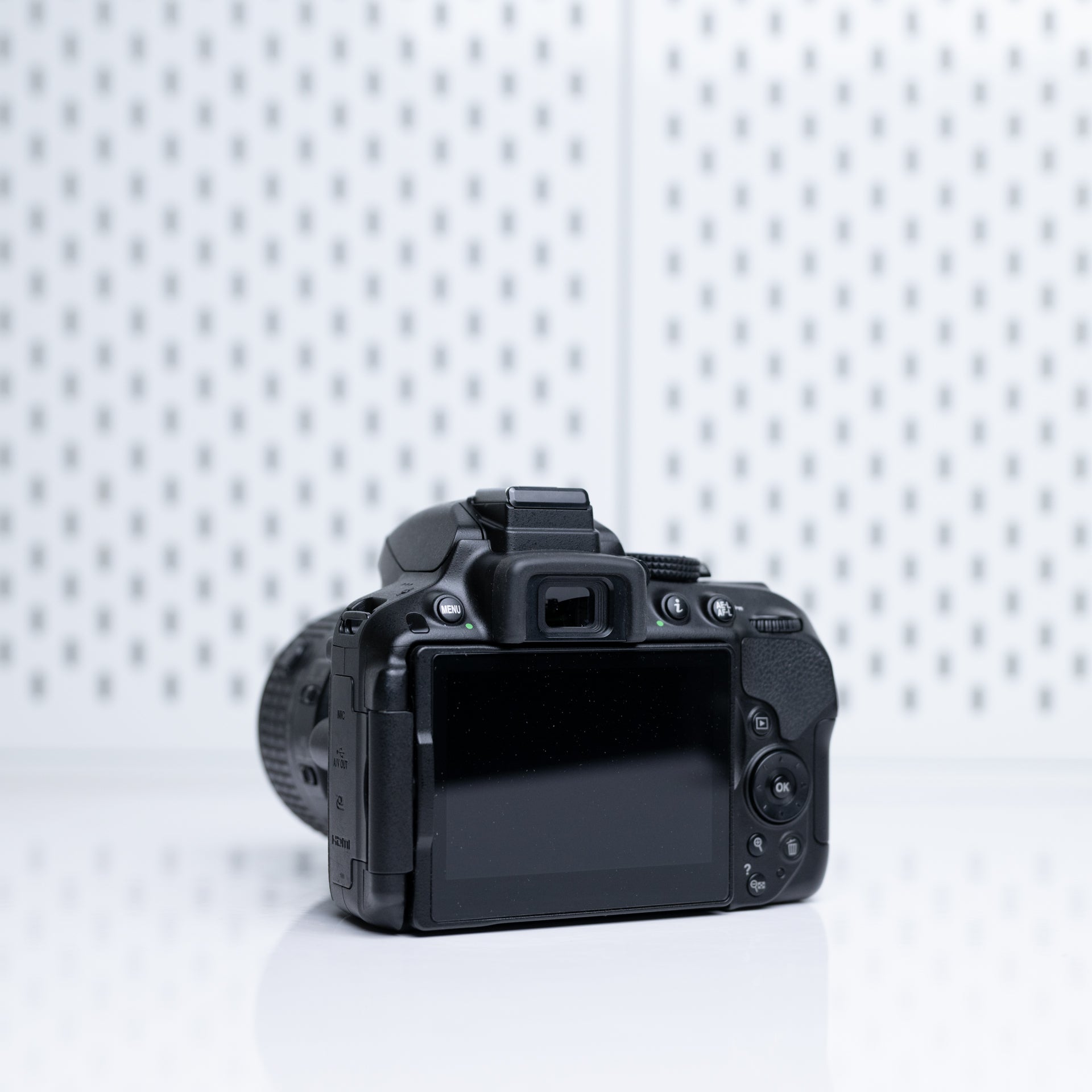 Nikon D5300 con lente 18-55mm (usada, impecable) – Calidad DSLR y pantalla abatible a un precio accesibl