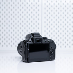 Nikon D5300 con lente 18-55mm (usada, impecable) – Calidad DSLR y pantalla abatible a un precio accesibl