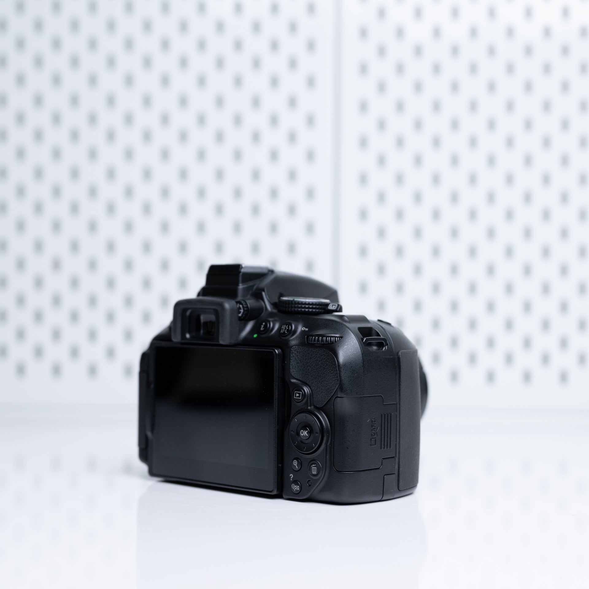 Nikon D5300 con lente 18-55mm (usada, impecable) – Calidad DSLR y pantalla abatible a un precio accesibl