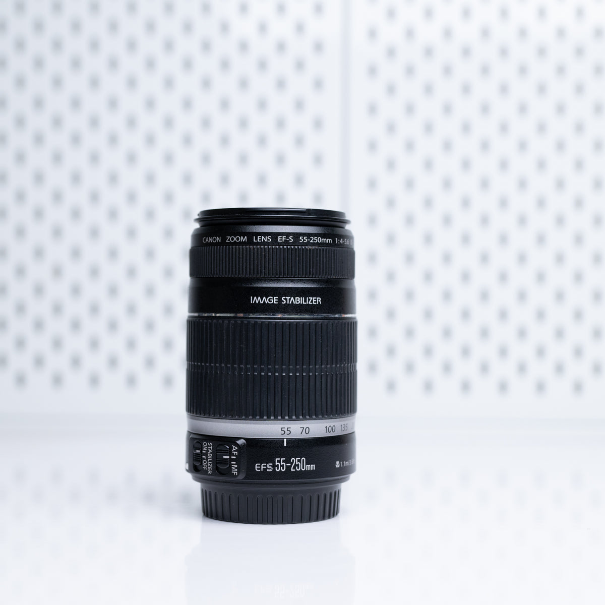 Lente Canon EF-S 55-250mm f/4-5.6 IS (Versión I) – Teleobjetivo Versátil y Accesible para Fotografía de Naturaleza, Deportes y Retratos