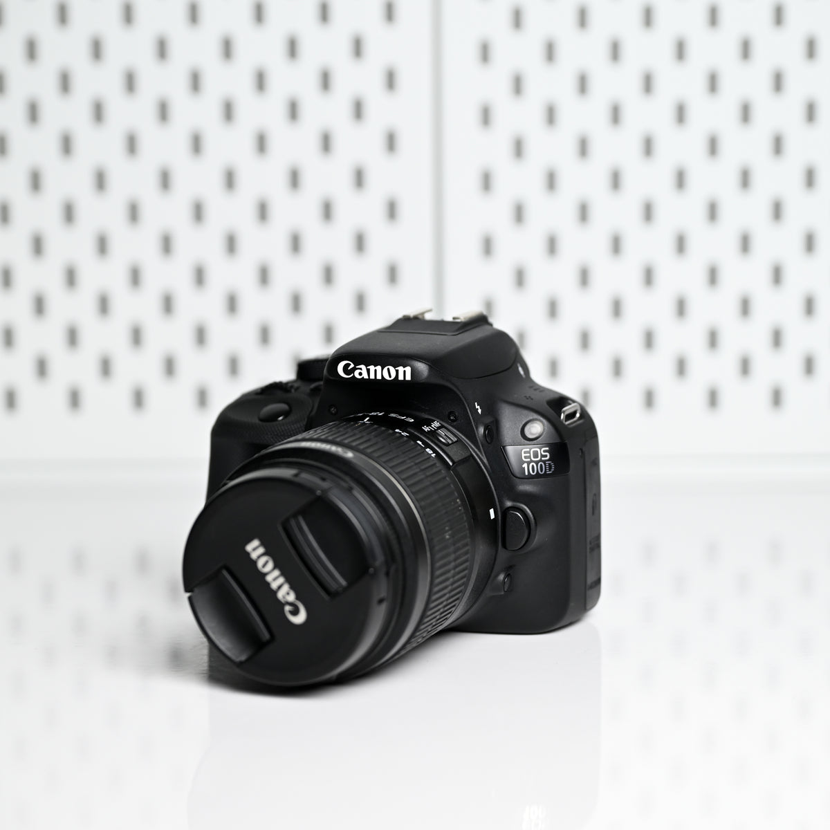 Canon SL1 (100D) con lente 18-55mm Usada impecable