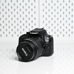 Canon SL1 (100D) con lente 18-55mm Usada impecable