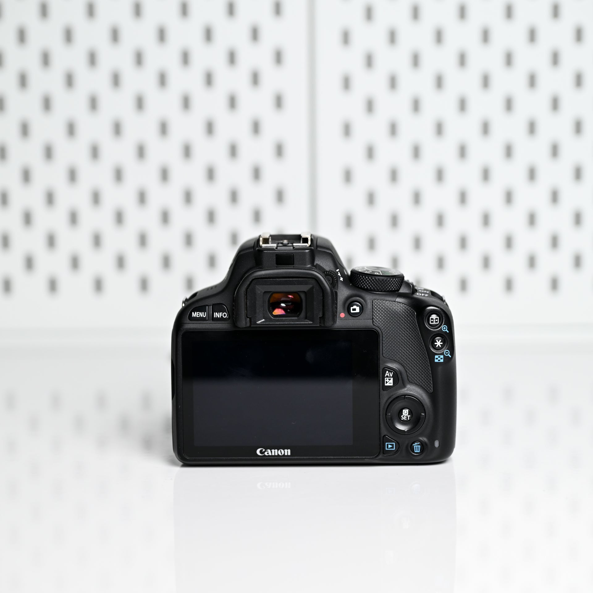 Canon SL1 (100D) con lente 18-55mm Usada impecable