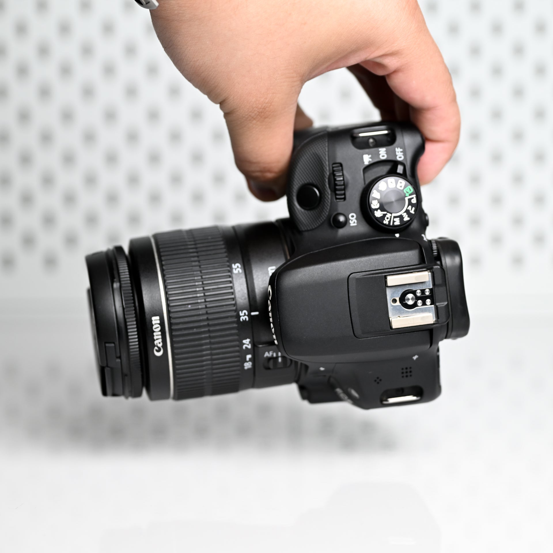 Canon SL1 (100D) con lente 18-55mm Usada impecable