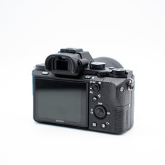 Sony A7 II con lente 28-70 mm – Cámara Full Frame Usada en Estado Impecable